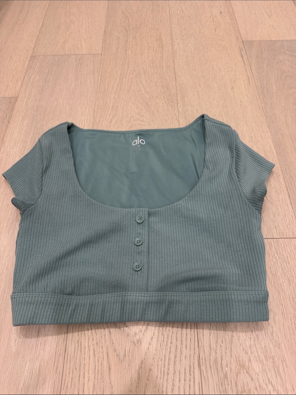 ALO Yoga Ribbed Scoop Button-Front Crop Top in Sage